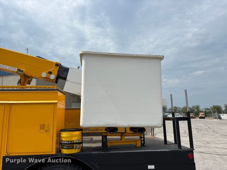 image for item FG0582 2009 International 7400 SBA bucket truck