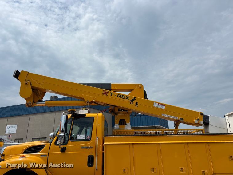 image for item FG0582 2009 International 7400 SBA bucket truck