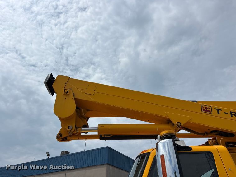 image for item FG0582 2009 International 7400 SBA bucket truck