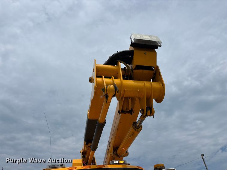 image for item FG0582 2009 International 7400 SBA bucket truck