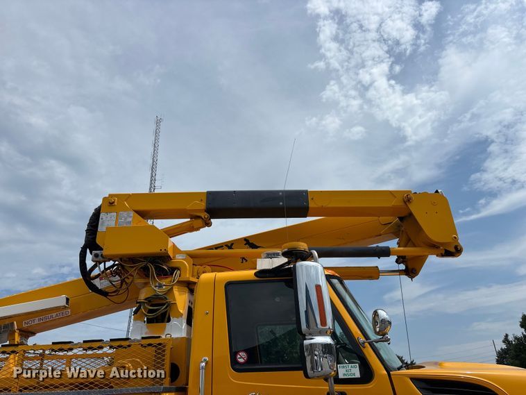 image for item FG0582 2009 International 7400 SBA bucket truck
