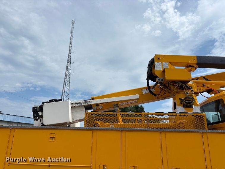 image for item FG0582 2009 International 7400 SBA bucket truck