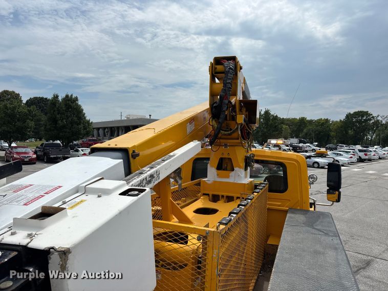 image for item FG0582 2009 International 7400 SBA bucket truck