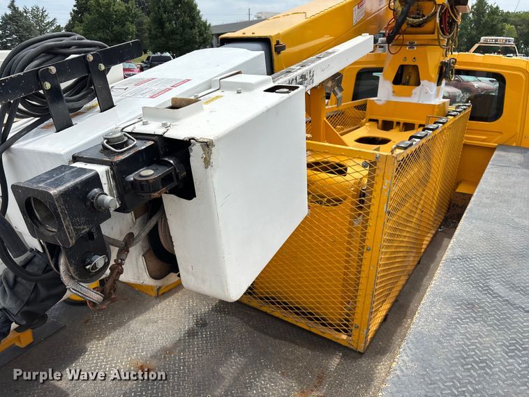 image for item FG0582 2009 International 7400 SBA bucket truck