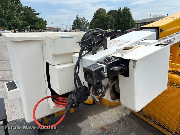 image for item FG0582 2009 International 7400 SBA bucket truck