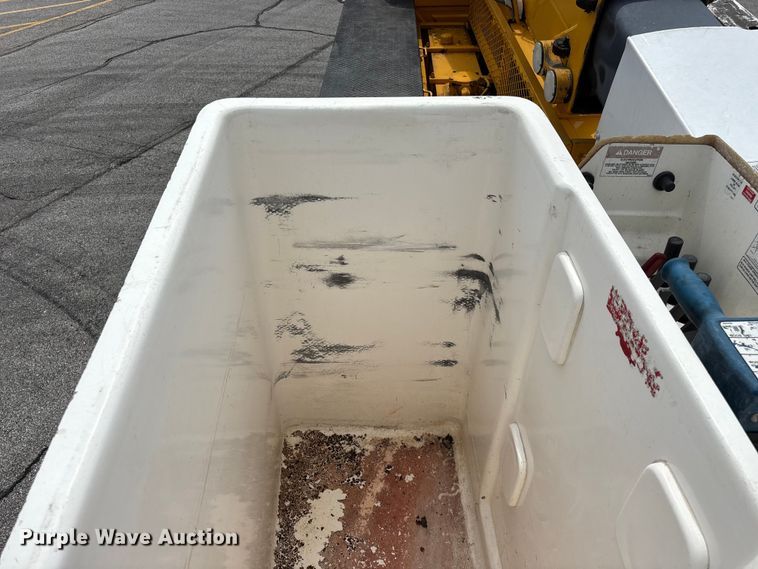 image for item FG0582 2009 International 7400 SBA bucket truck