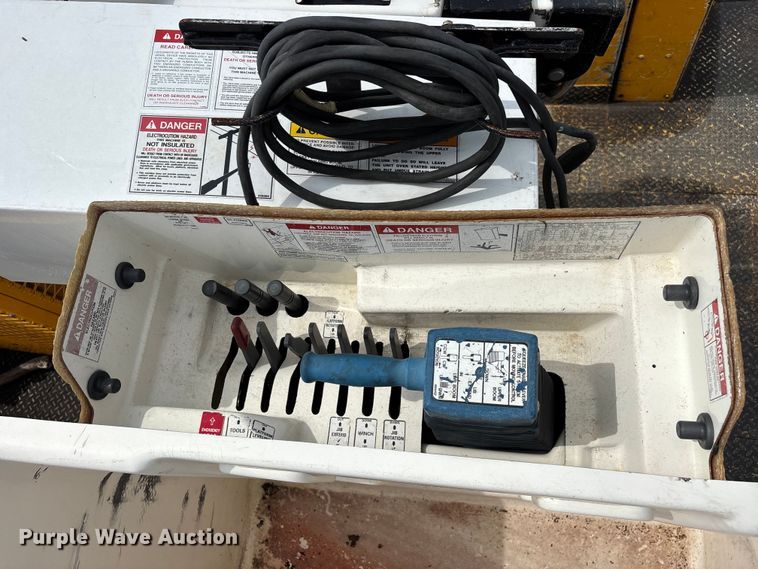image for item FG0582 2009 International 7400 SBA bucket truck