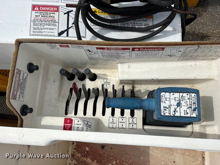 image for item FG0582 2009 International 7400 SBA bucket truck