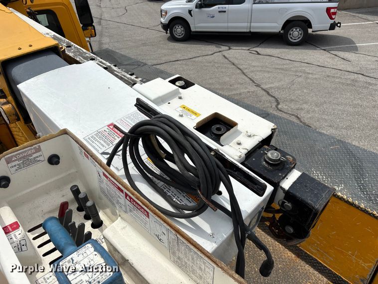 image for item FG0582 2009 International 7400 SBA bucket truck