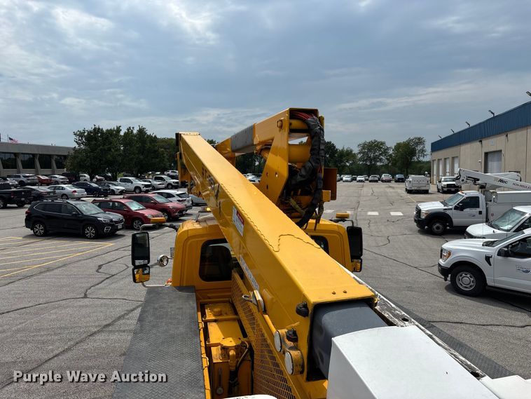 image for item FG0582 2009 International 7400 SBA bucket truck