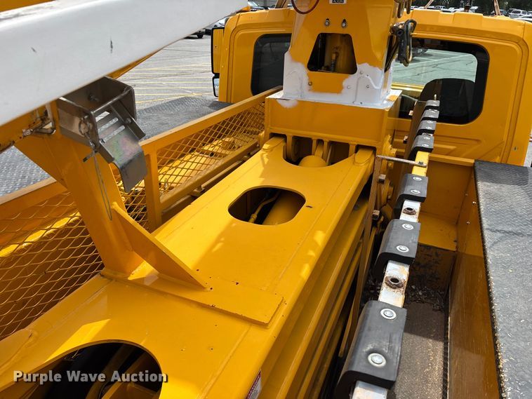 image for item FG0582 2009 International 7400 SBA bucket truck