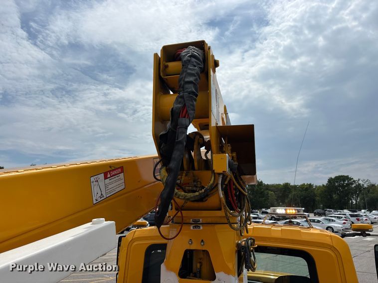 image for item FG0582 2009 International 7400 SBA bucket truck
