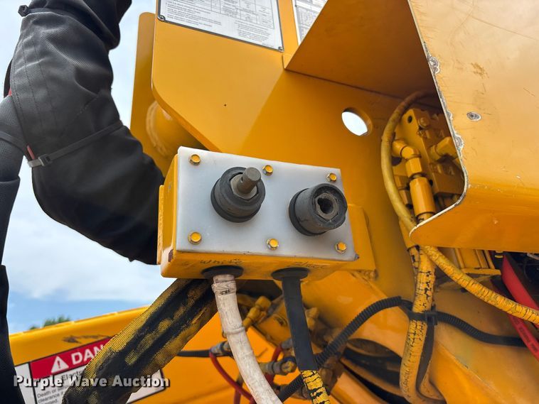 image for item FG0582 2009 International 7400 SBA bucket truck