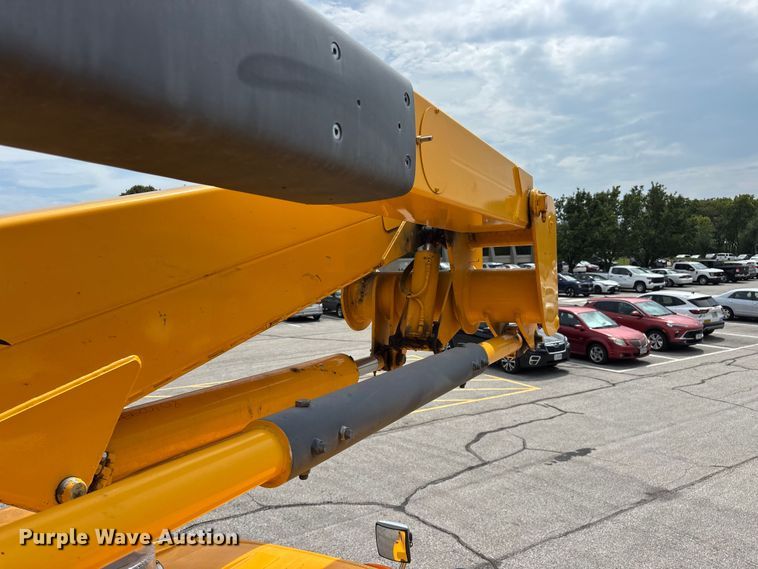 image for item FG0582 2009 International 7400 SBA bucket truck