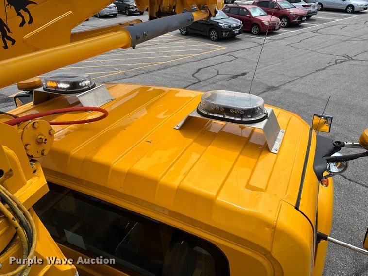 image for item FG0582 2009 International 7400 SBA bucket truck