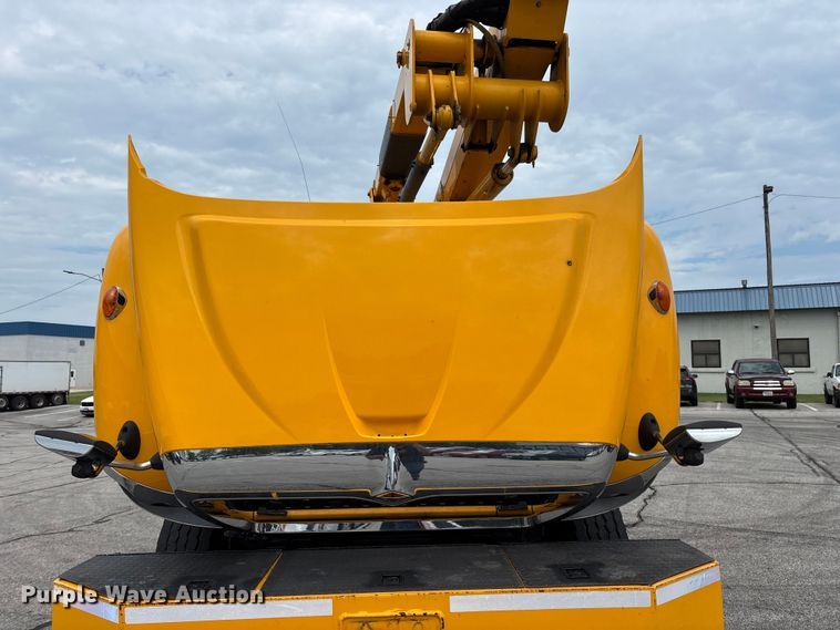 image for item FG0582 2009 International 7400 SBA bucket truck