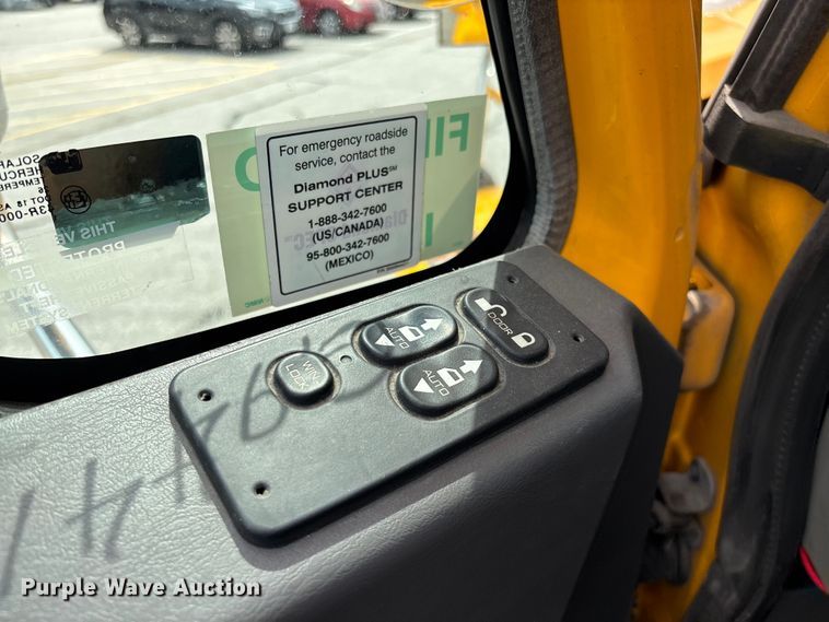 image for item FG0582 2009 International 7400 SBA bucket truck