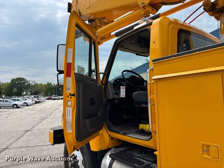 image for item FG0582 2009 International 7400 SBA bucket truck