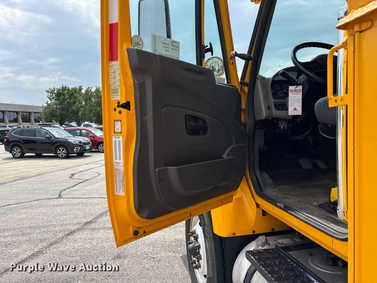 image for item FG0582 2009 International 7400 SBA bucket truck