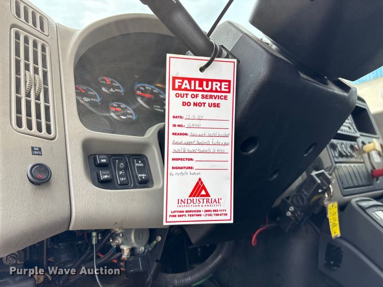 image for item FG0582 2009 International 7400 SBA bucket truck