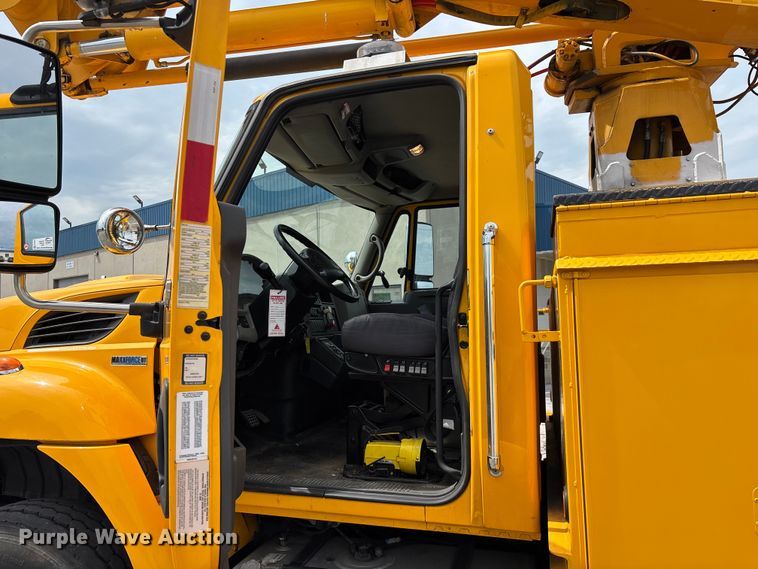 image for item FG0582 2009 International 7400 SBA bucket truck