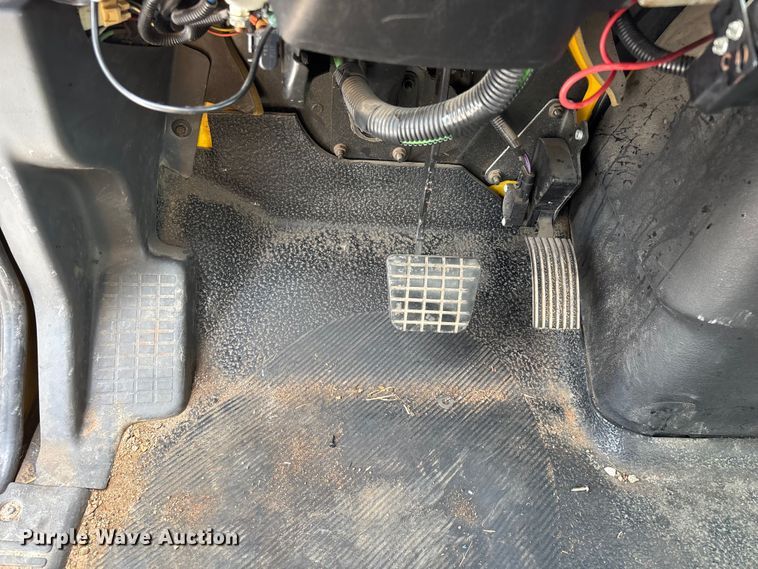image for item FG0582 2009 International 7400 SBA bucket truck