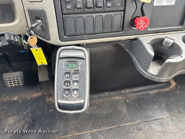 image for item FG0582 2009 International 7400 SBA bucket truck