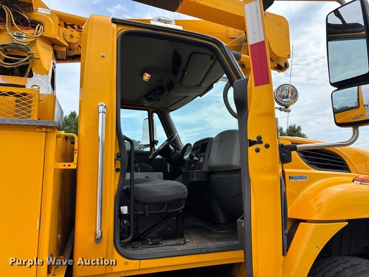image for item FG0582 2009 International 7400 SBA bucket truck