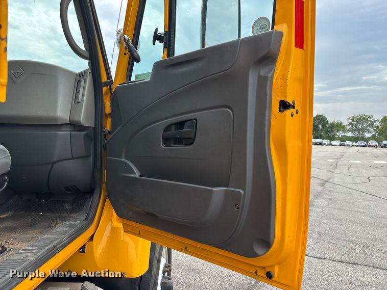 image for item FG0582 2009 International 7400 SBA bucket truck