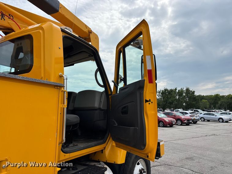 image for item FG0582 2009 International 7400 SBA bucket truck
