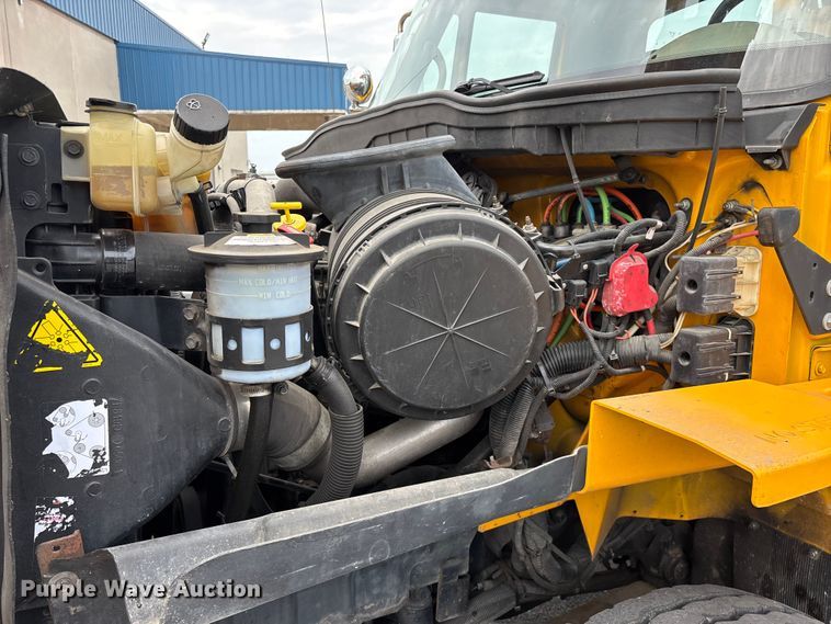 image for item FG0582 2009 International 7400 SBA bucket truck