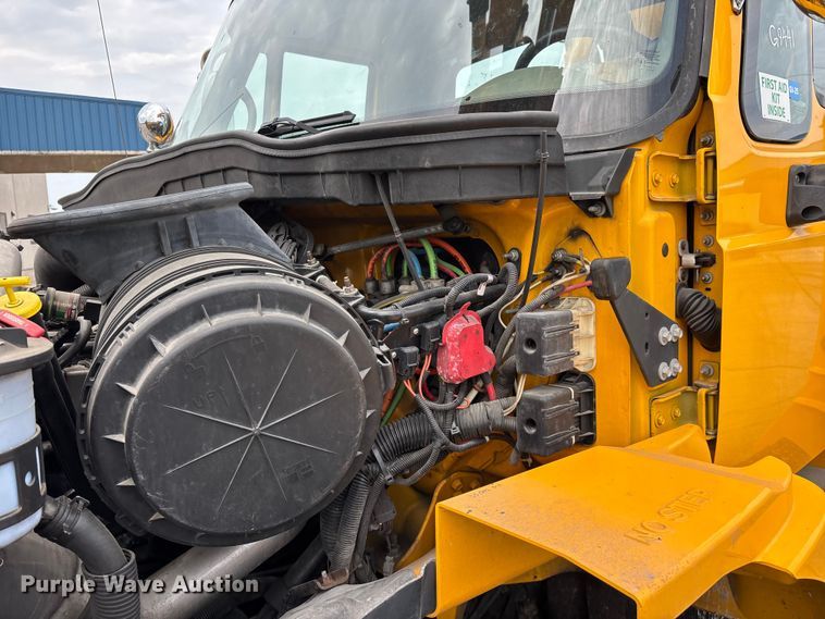 image for item FG0582 2009 International 7400 SBA bucket truck