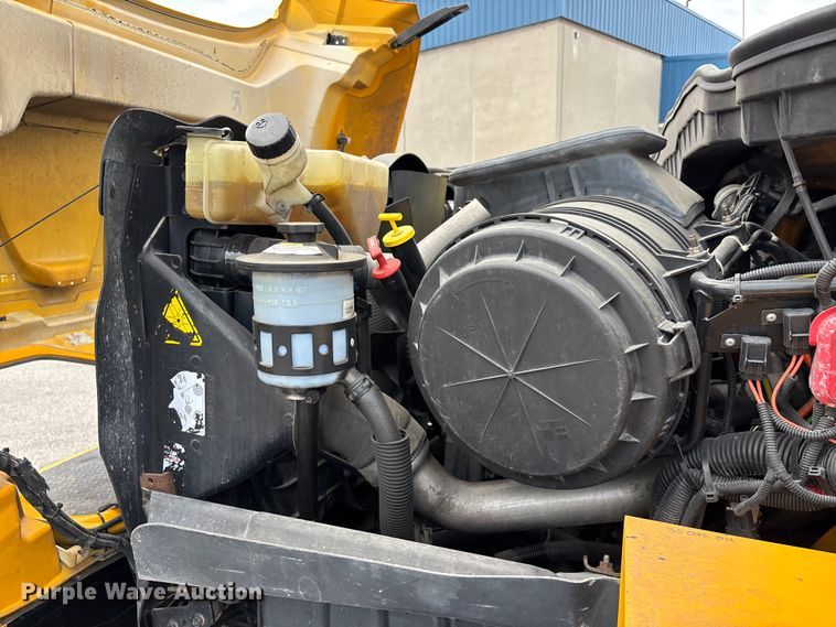 image for item FG0582 2009 International 7400 SBA bucket truck