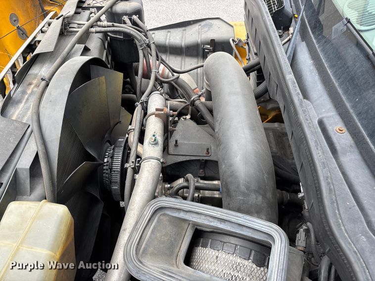 image for item FG0582 2009 International 7400 SBA bucket truck