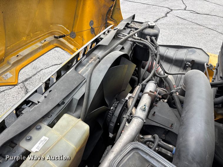 image for item FG0582 2009 International 7400 SBA bucket truck