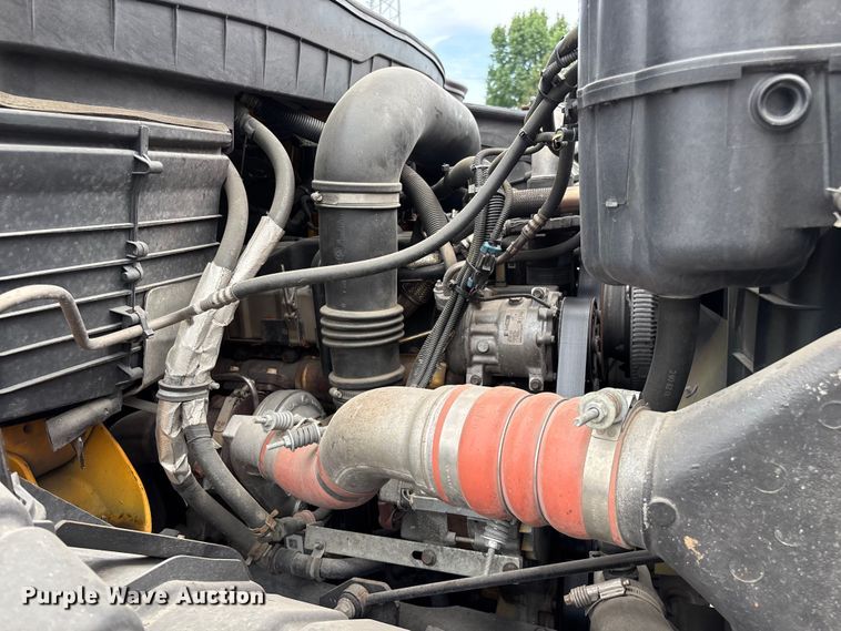 image for item FG0582 2009 International 7400 SBA bucket truck