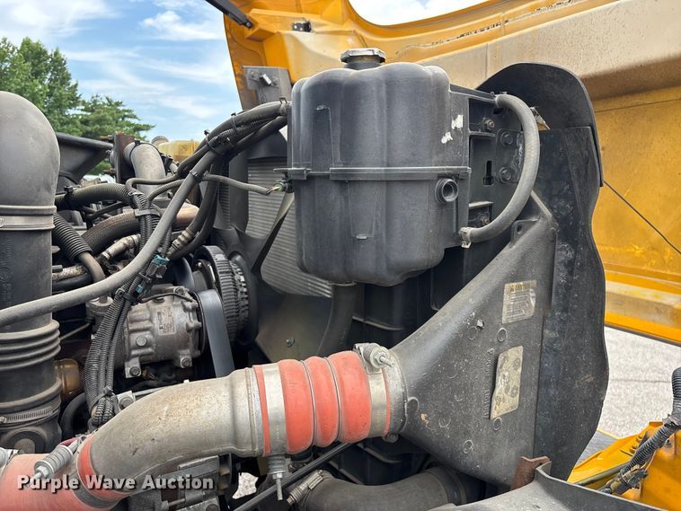image for item FG0582 2009 International 7400 SBA bucket truck