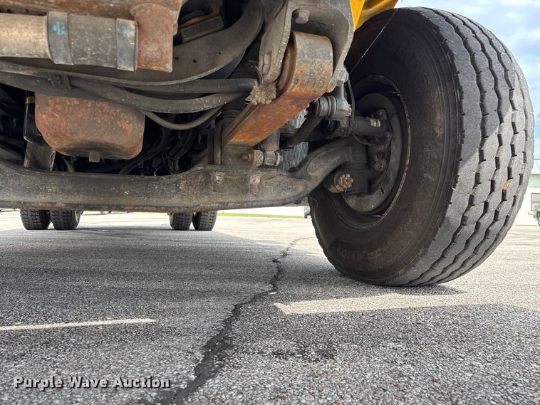 image for item FG0582 2009 International 7400 SBA bucket truck