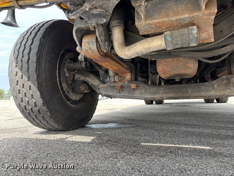 image for item FG0582 2009 International 7400 SBA bucket truck