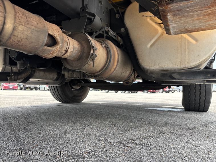 image for item FG0582 2009 International 7400 SBA bucket truck