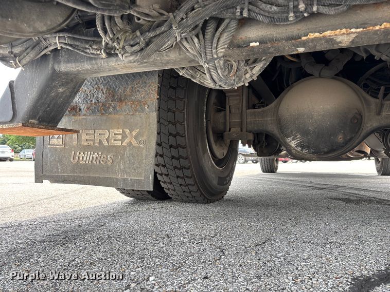 image for item FG0582 2009 International 7400 SBA bucket truck