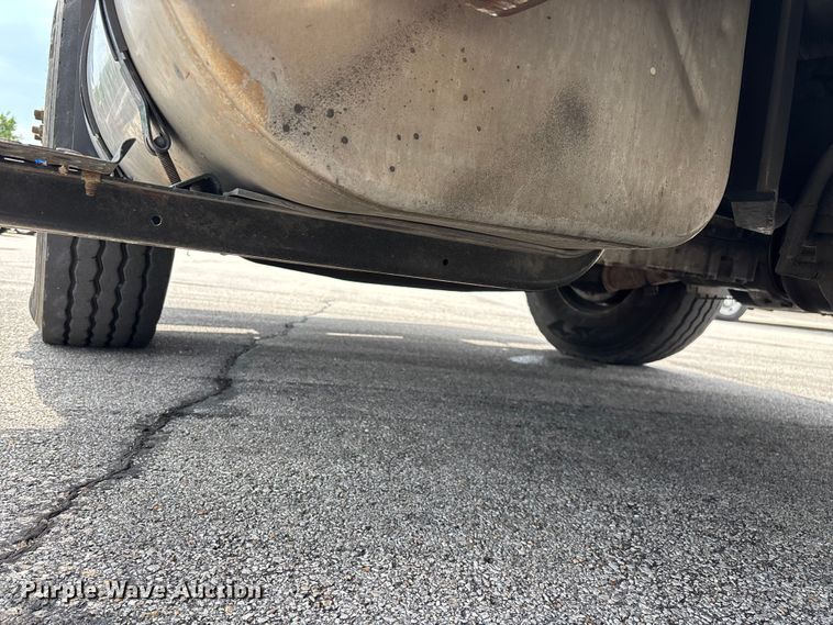 image for item FG0582 2009 International 7400 SBA bucket truck
