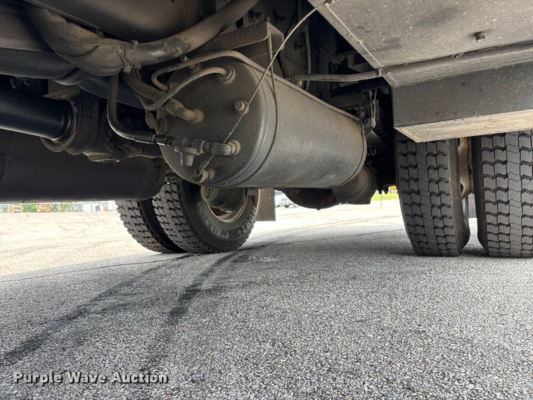 image for item FG0582 2009 International 7400 SBA bucket truck