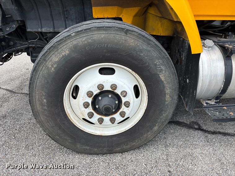 image for item FG0582 2009 International 7400 SBA bucket truck