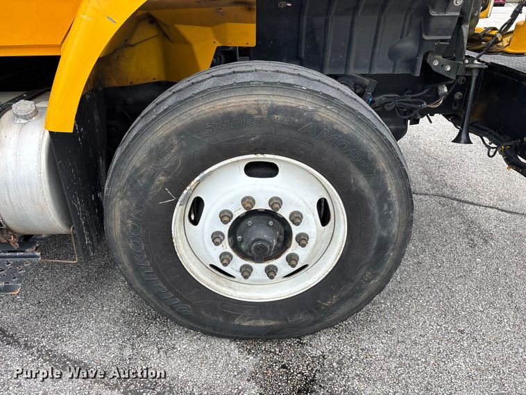 image for item FG0582 2009 International 7400 SBA bucket truck