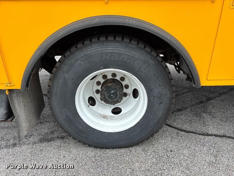 image for item FG0582 2009 International 7400 SBA bucket truck