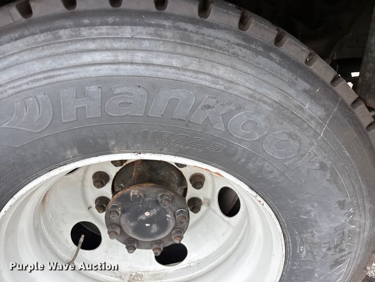 image for item FG0582 2009 International 7400 SBA bucket truck