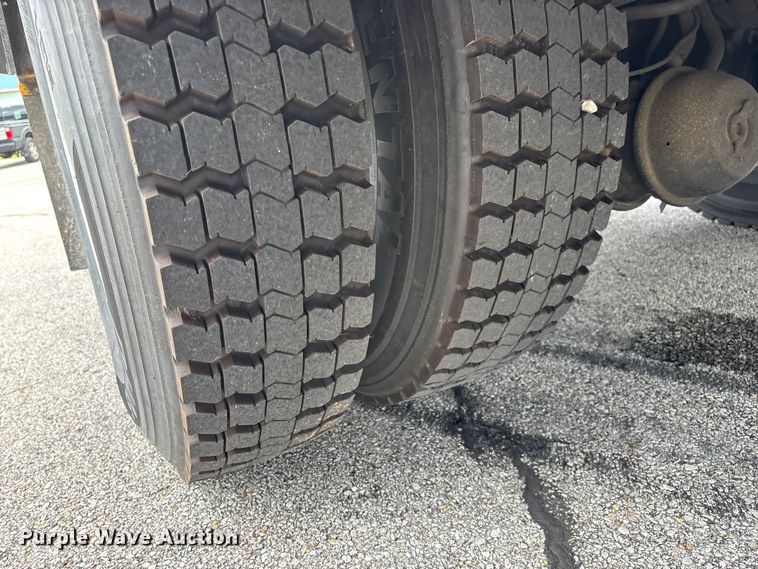 image for item FG0582 2009 International 7400 SBA bucket truck