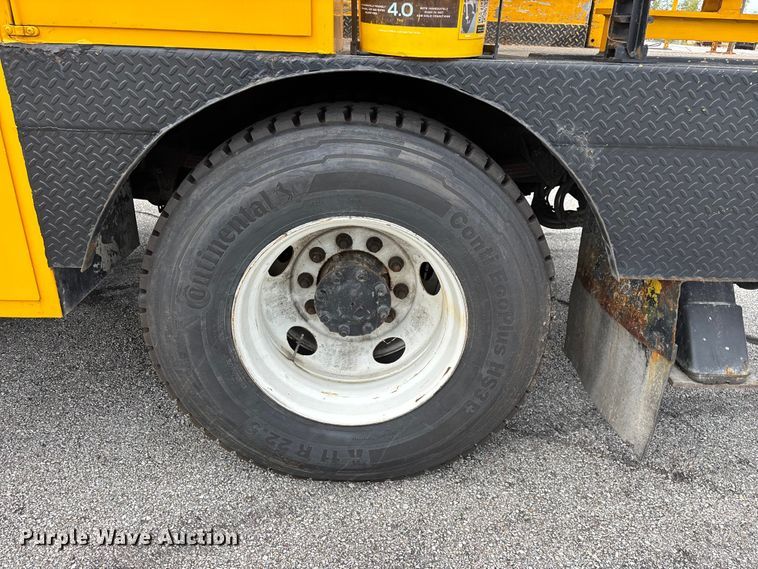 image for item FG0582 2009 International 7400 SBA bucket truck