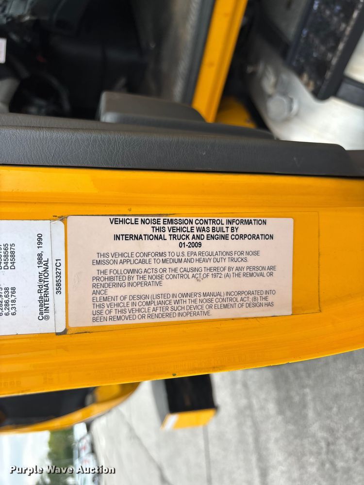 image for item FG0582 2009 International 7400 SBA bucket truck